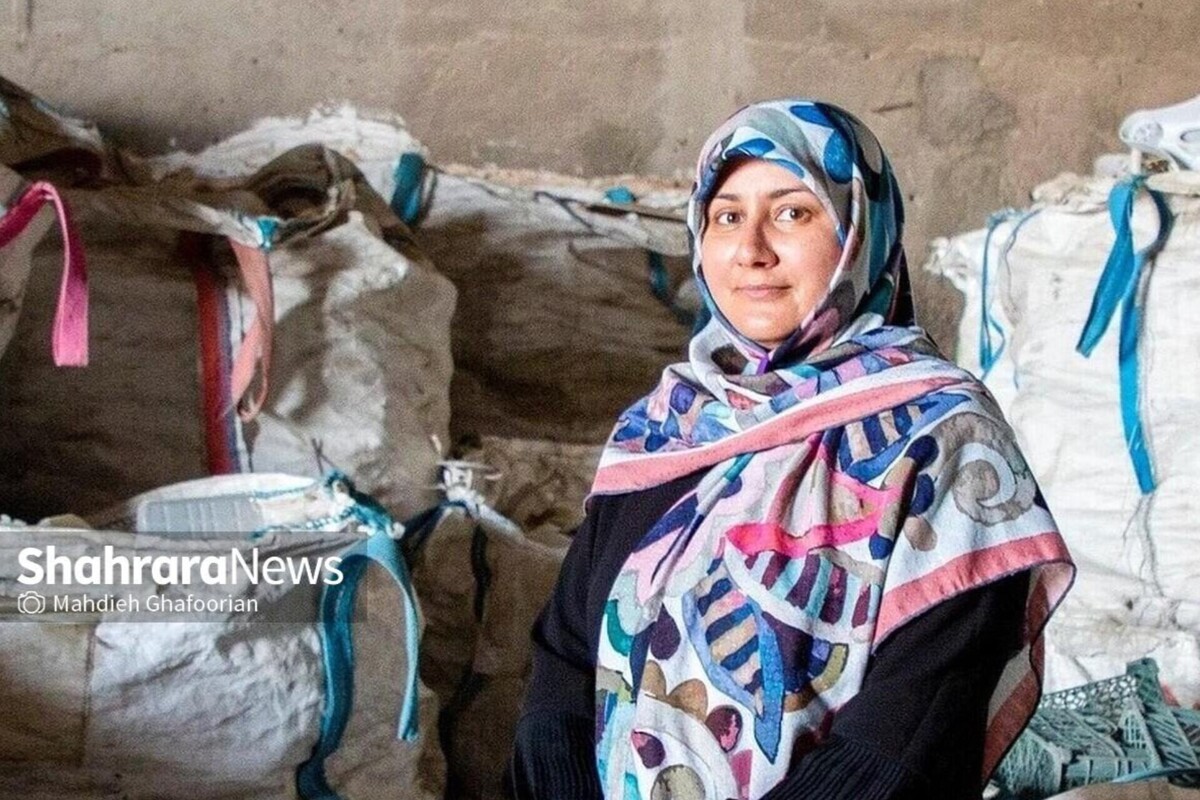 فرشته نقوی، بانوی کارآفرین مشهدی، در کارگاهی کوچک، ضایعات پلاستیکی را آسیاب و بازیافت می‌کند و در کنار آن، برای زنان سرپرست خانوار و زنان آسیب‌دیده فرصت اشتغال فراهم کرده است.