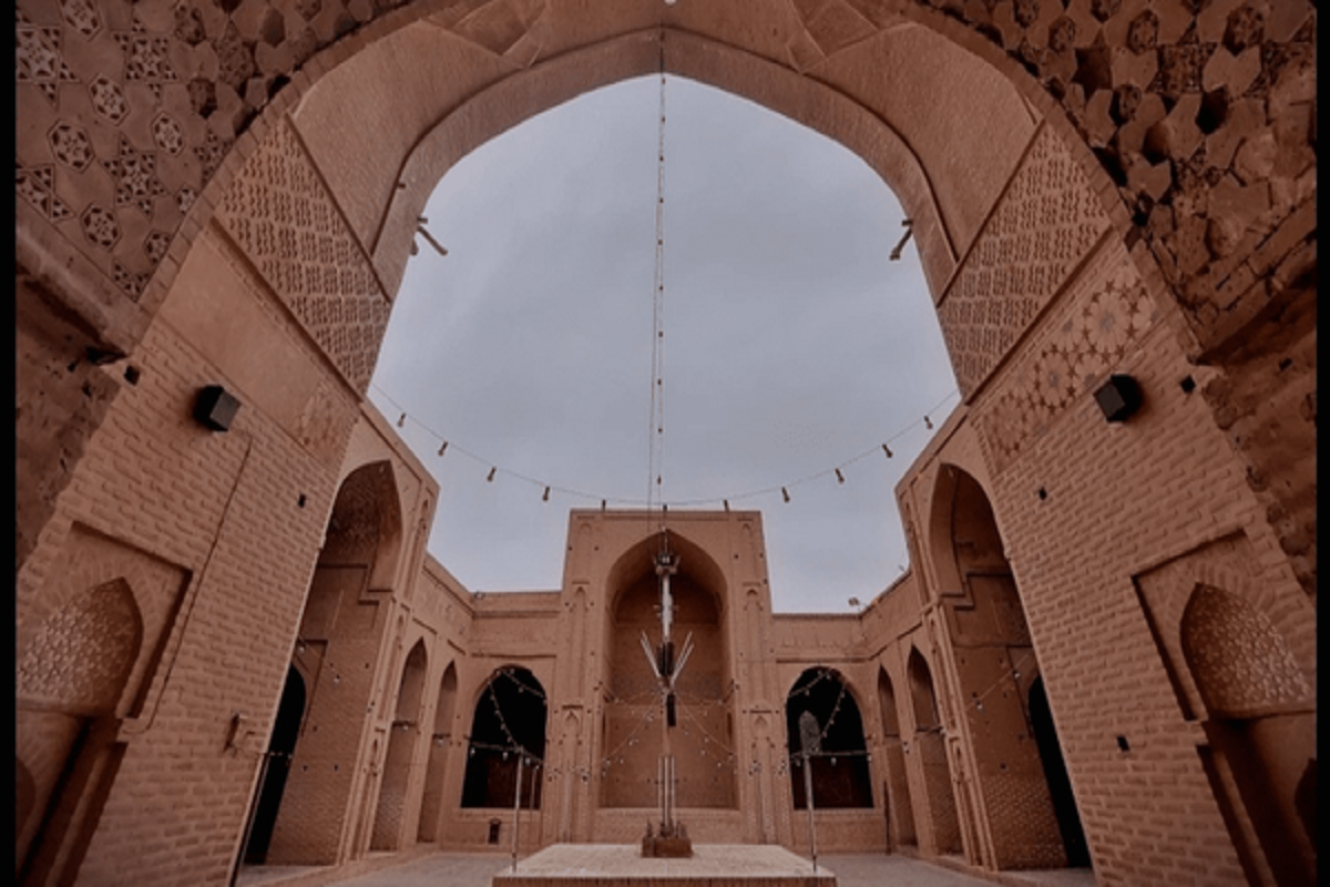 مسجد جامع زواره، جواهری از معماری اسلامی در دل کویر است که برای اولین بار مدل ساخت مساجد ایرانی شد.