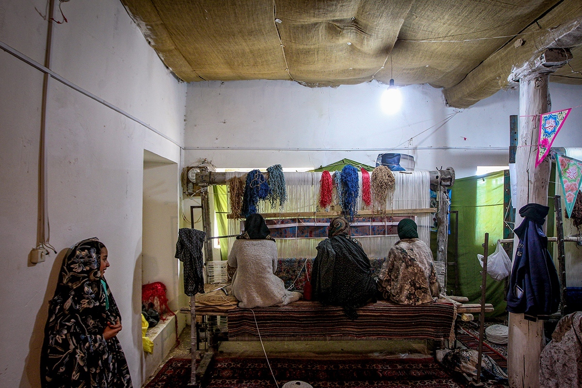 معاون رئیس‌جمهور در امور روستایی و مناطق محروم کشور با تأکید بر اینکه زنان روستایی باید به‌عنوان نیروی محرکه در توسعه اقتصادی روستاها شناخته شوند، گفت: دولت موظف است با ارائه تسهیلات و حمایت‌های لازم، زمینه‌ساز فعالیت‌های کارآفرینی برای زنان در مناطق روستایی باشد.