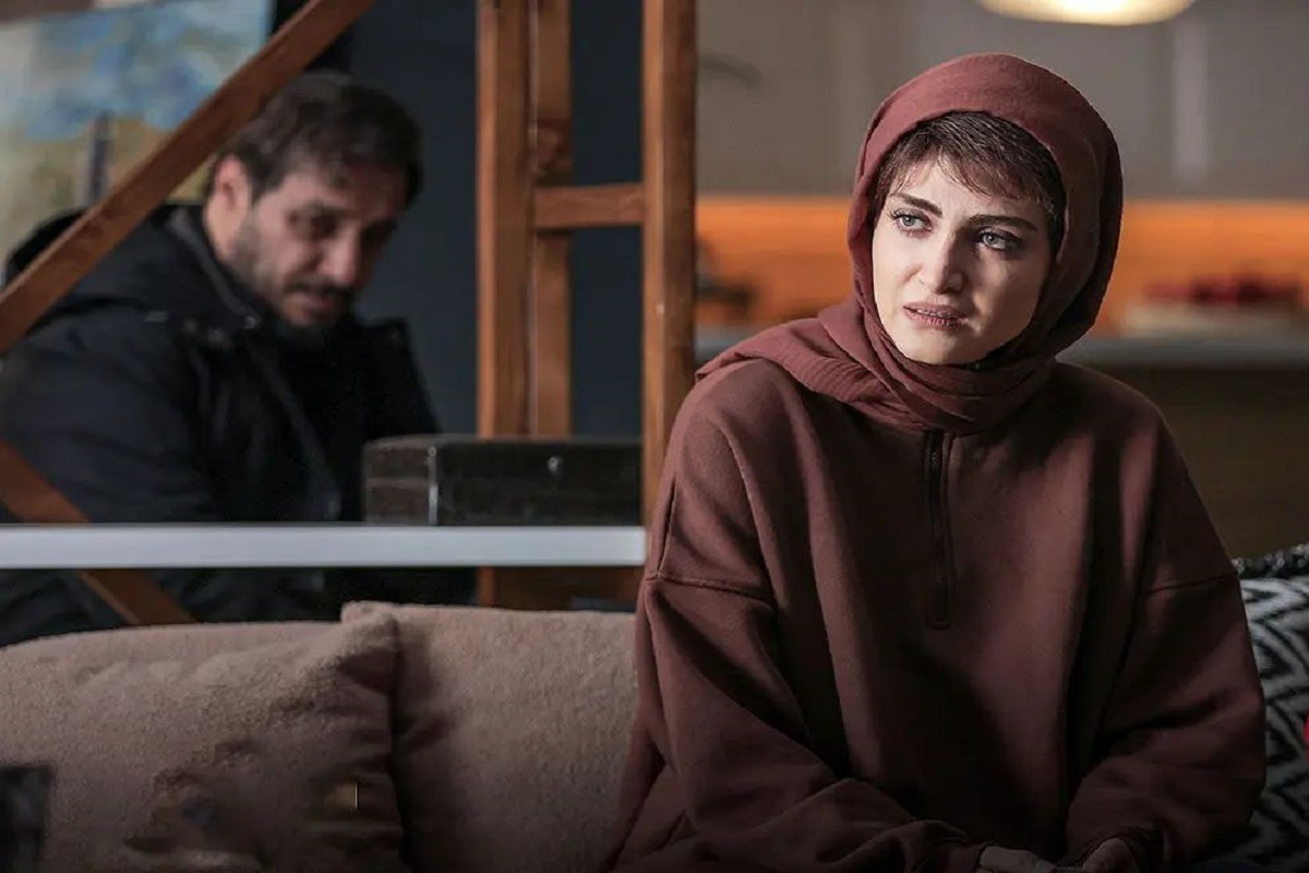 کاظم هژیرآزاد در حالی پای بر صحنه‌ نمایش «خندیدن زیر مشت و لگد» گذاشت که در سوگ همسرش، زویا امامی، داغدار بود.