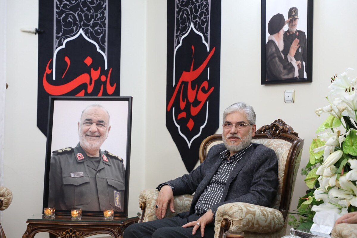 حسین سیمایی، وزیر علوم، تحقیقات و فناوری، با حضور در منزل سردار شهید سلامی، ضمن دیدار و گفت‌وگو با همسر و فرزندان این شهید، از جایگاه والای او در عرصه علم، فرهنگ و تربیت جوانان یاد کرد.