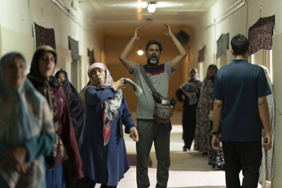 سریال «دو نیمه ماه» به کارگردانی احمد معظمی این روزها به دانشگاه تربیت مدرس می رود.