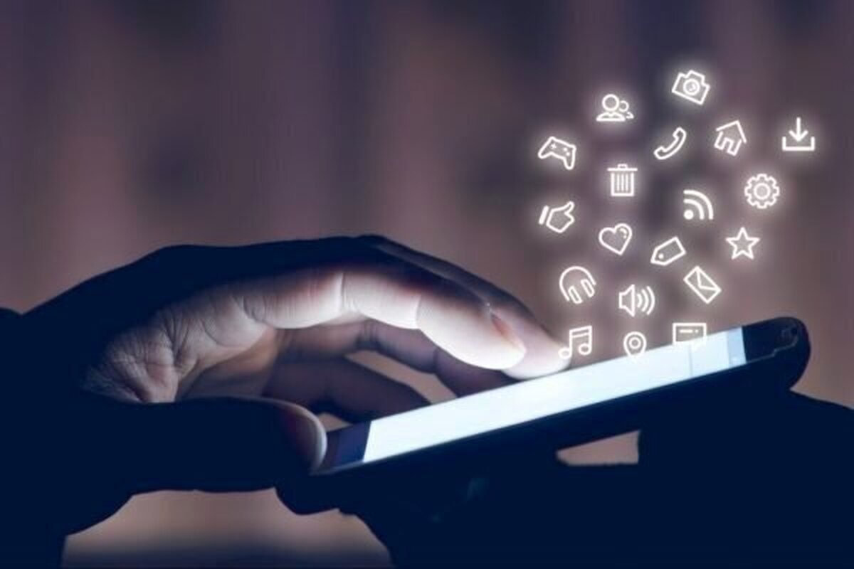 دکترای بهداشت باروری با بیان اینکه نور با طول موج آبی موجود در صفحه‌نمایش‌ها و LED‌ها حساسیت چشم و بخش تنظیم‌کننده ساعت زیستی مغز را فعال می‌کند، گفت: این نور ترشح ملاتونین را کاهش و زمان آن را به تأخیر می‌اندازد. ملاتونین نقش مهمی در تنظیم چرخه شبانه‌روزی خواب و بیداری دارد که بر باروری هم اثرگذار است.