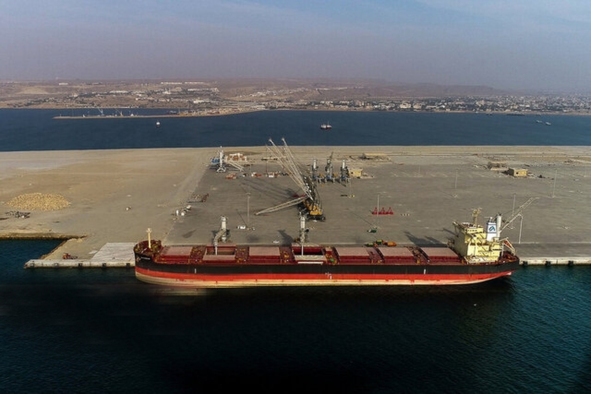 نشریه آمریکایی با بررسی عوامل تاثیرگذار در پیشرفت پروژه توسعه بندر چابهار، شامل روابط هند و افغانستان، روابط افغانستان و پاکستان و روابط ایران و افغانستان و به‌ویژه تاثیر تحریم‌های واشنگتن علیه تهران در این روند پرداخت و خاطر نشان کرد که این تحریم‌ها، آینده مسیر کابلِ هند را در حاله‌ای از ابهام قرار داده است.