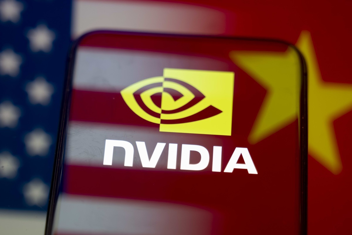 جنگ هوش مصنوعی چین و آمریکا شدت گرفته است. ایالات متحده فروش تراشه‌های پیشرفته انویدیا به پکن را مسدود کرد و چین نیز با ممنوعیت کامل تراشه‌های هوش مصنوعی خارجی واکنش نشان داد.