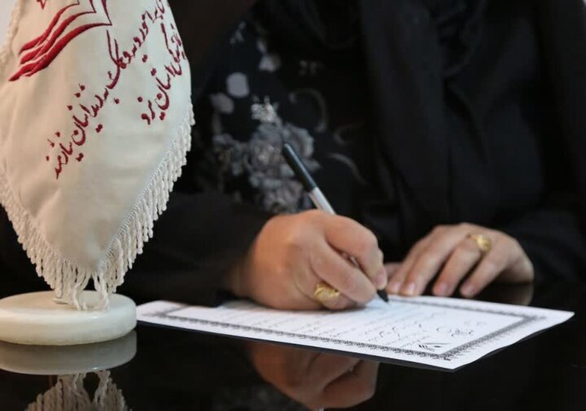 بانوی نیکوکار یزدی با حضور در دفتر ستاد مردمی دیه استان یزد، مبلغ ۵۰ میلیون تومان را که از فروش النگویی که از مادر خود به ارث برده بود را جهت کمک به آزادی یک مادر زندانی جرایم غیر عمد اهدا کرد.