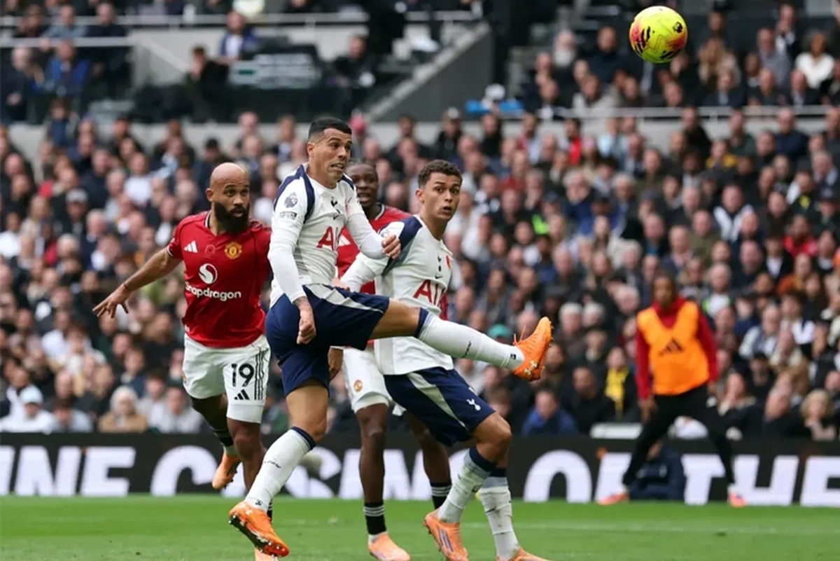 تیم‌های فوتبال تاتنهام و منچستریونایتد در هفته یازدهم لیگ برتر فوتبال انگلیس به مصاف هم رفتند.