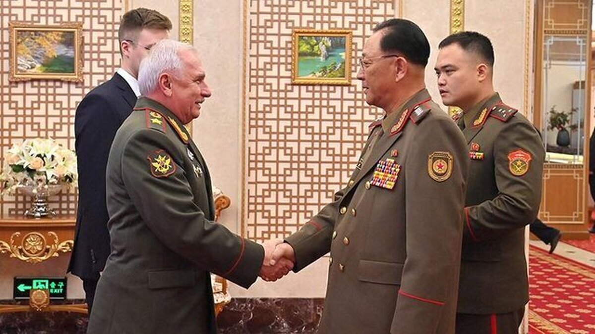 وزارت دفاع روسیه اعلام کرد معاون وزیر دفاع روسیه با وزیر دفاع کره‌شمالی درباره توسعه همکاری‌های نظامی ـ سیاسی دوجانبه گفت‌و‌گو و رایزنی کردند.