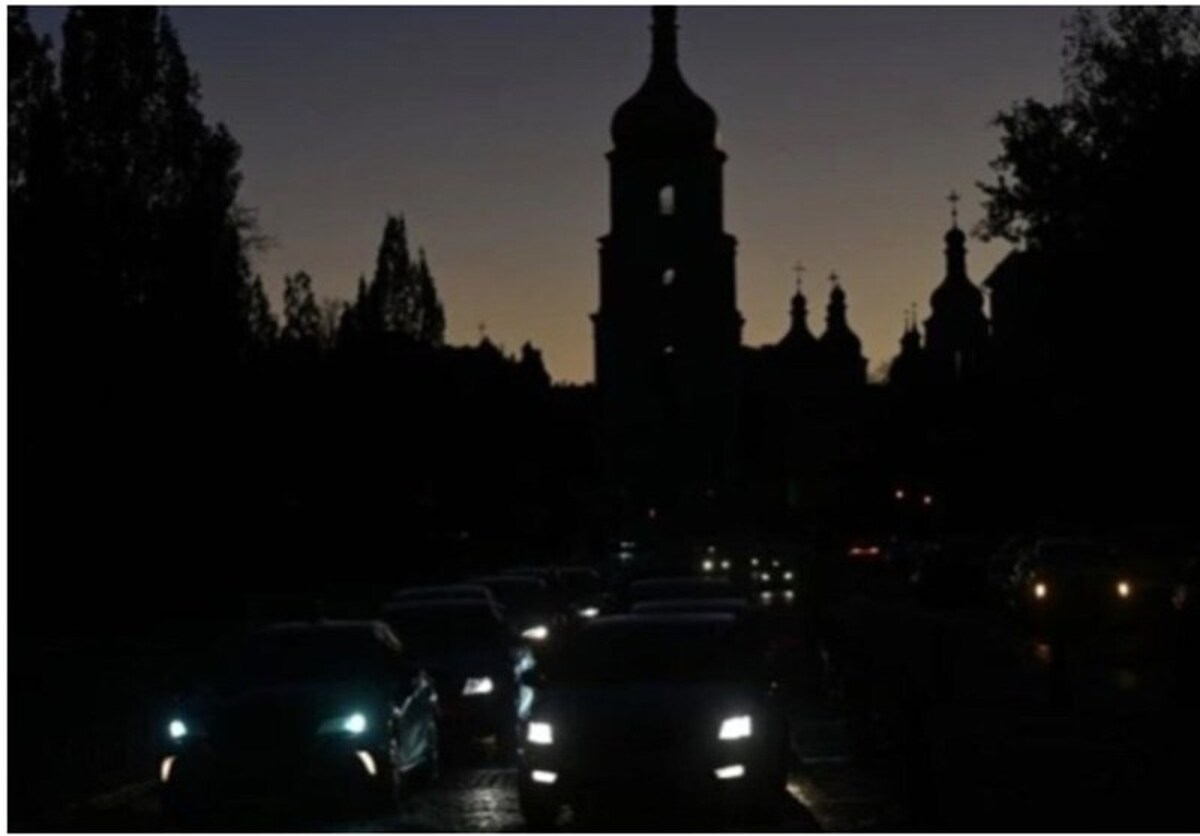 در پی حمله شبانه و گسترده روسیه با بیش از ۵۰۰ پرتابه، تمامی نیروگاه‌های حرارتی دولتی و خصوصی اوکراین از کار افتاده‌اند و تولید برق این کشور تقریباً به صفر رسیده است.