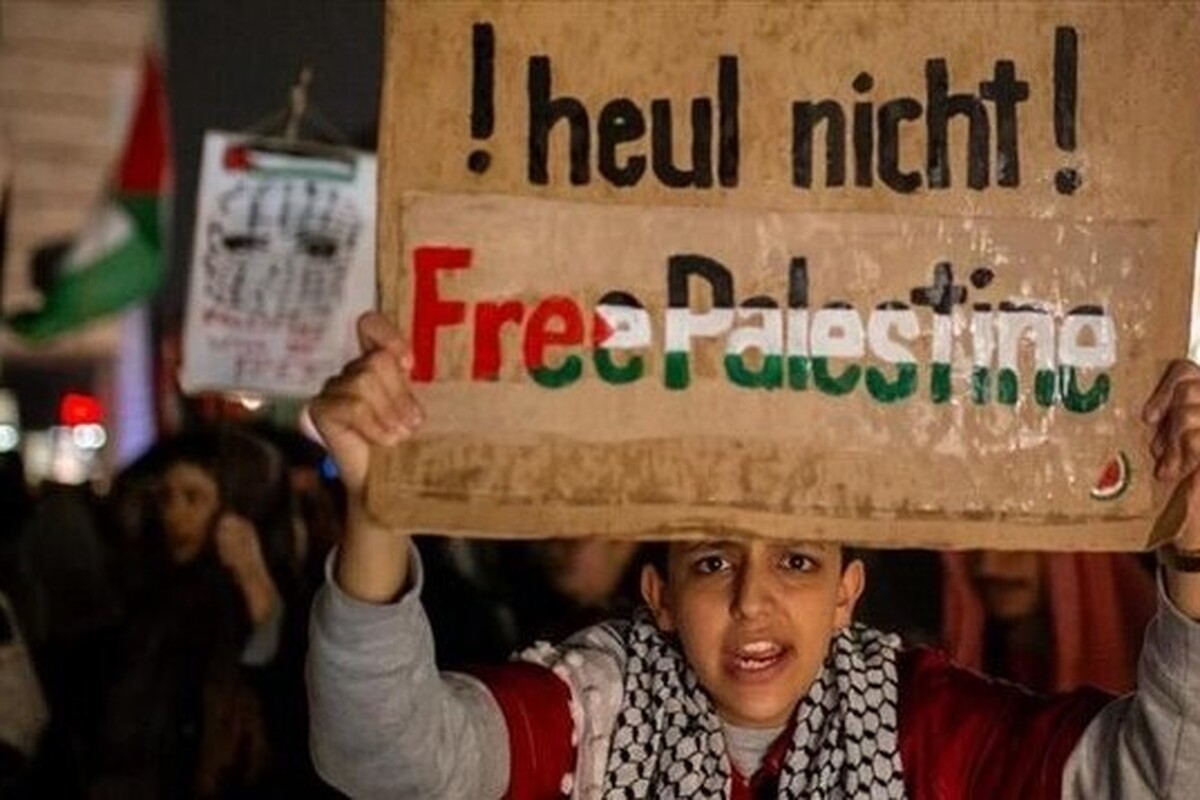 شماری از شهروندان آلمانی، در شهر هامبورگ، نسبت به صادرات سلاح از آلمان به اراضی اشغالی فلسطین اعتراض کردند.