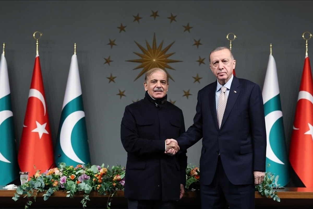 رئیس‌جمهور ترکیه در دیدار با شهباز شریف، نخست‌وزیر پاکستان ابراز امیدواری کرد که مذاکرات جاری میان هیئت‌های طالبان و پاکستان در استانبول، راه را برای ایجاد ثبات پایدار در منطقه هموار سازد.