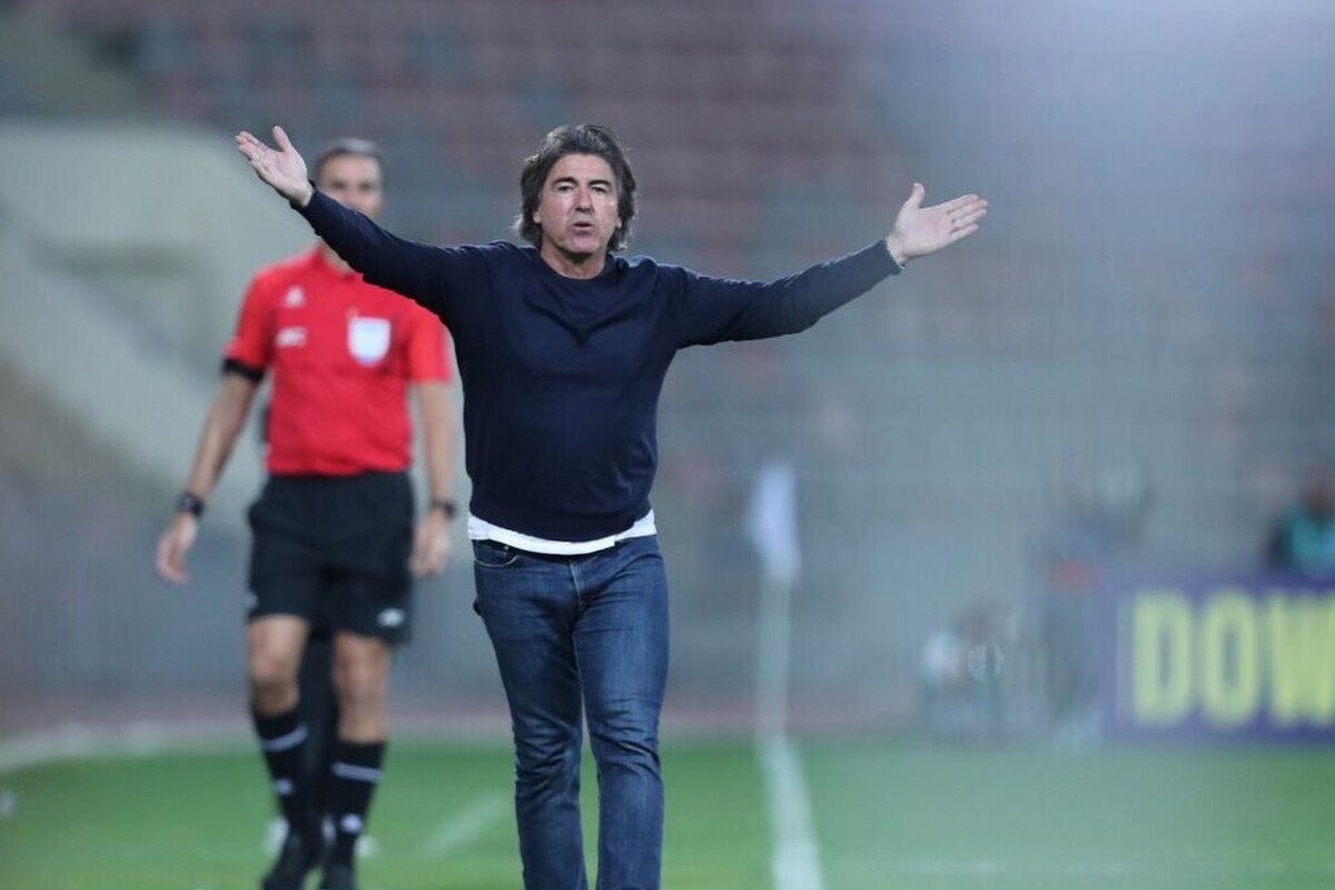 سرمربی تیم فوتبال استقلال از تعویق دیدار تیمش مقابل سپاهان اصفهان در هفته دهم لیگ برتر ابراز ناراحتی کرد.