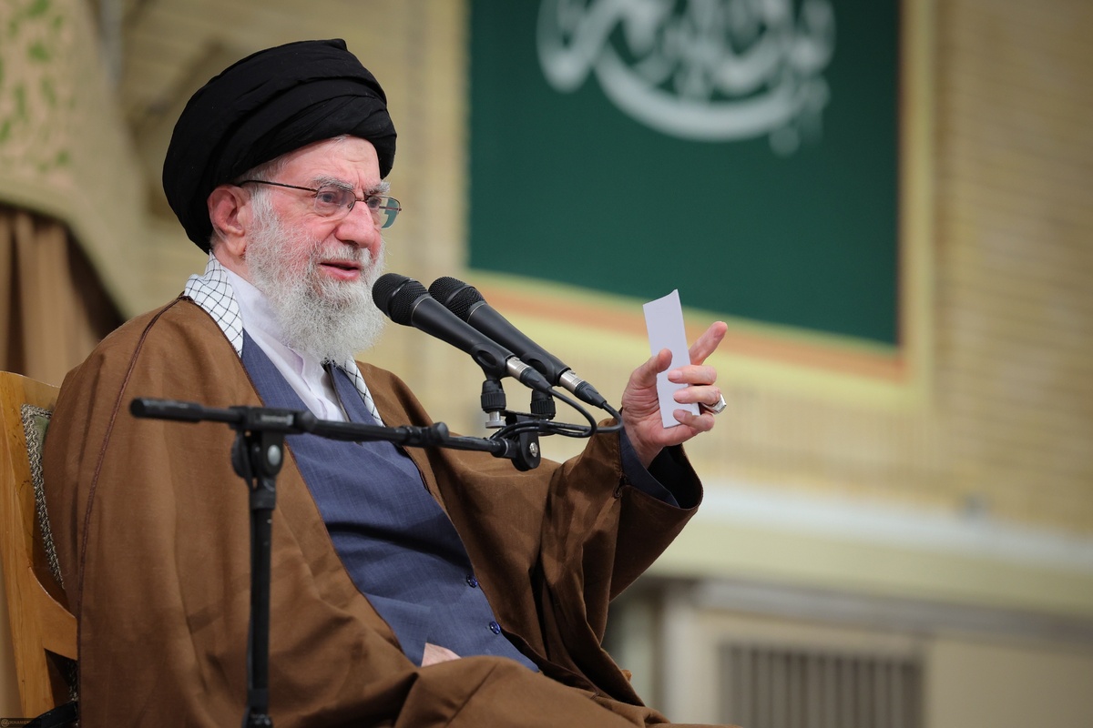 حضرت آیت‌الله خامنه‌ای، رهبر معظم انقلاب اسلامی: تمدن غرب، تمدنی که با ریاکاری، با نفاق، با دروغگویی دائم از بشر و حقوق بشر و حقوق انسان و از این حرف‌ها میزند. آمریکا با وقاحت تمام برای بار چندم قطعنامه‌ی قطع بمباران مردم غزه را وتو میکند. ما مطمئنیم که این تمدن غربی، این بار کج به منزل نخواهد رسید. این ادامه و تداومی نخواهد داشت و ان‌شاءالله فرهنگ حق و منطق درست اسلام فائق خواهد شد بر همه‌ی اینها.