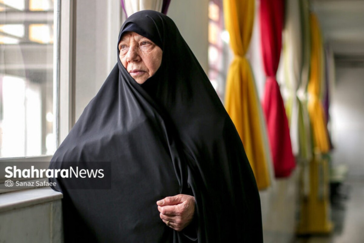 معصومه رضاپور، ماما و پرستاری که ۶ ماه و ۶ روز زیر باران خمپاره در دزفول ماند، مجروحان را از مرگ پس گرفت، نوزاد به دنیا آورد و هرگز از خدمت‌رسانی دست نکشید؛ نه آن زمان و نه امروز که در دهه هفتم زندگی‌اش، همچنان جهادی به روستا‌های محروم می‌رود.