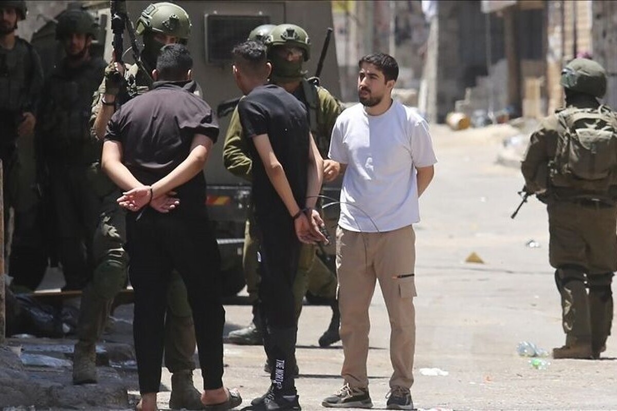 همزمان با افزایش فشار و سرکوب علیه فلسطینی‌ها در کرانه باختری، یک گزارش جدید نشان می‌دهد که در ماه گذشته میلادی در این منطقه ۴۴۲ فلسطینی از جمله زنان و کودکان توسط رژیم صهیونیستی بازداشت شدند.
