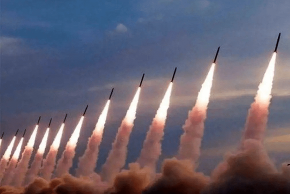 یک روزنامه آمریکایی هشدار داد در صورتی که اسرائیل بخواهد دوباره به ایران حمله کند، پاسخ تهران بسیار شدیدتر خواهد بود و 2 هزار موشک را به طور همزمان به سوی اسرائیل شلیک خواهد کرد.