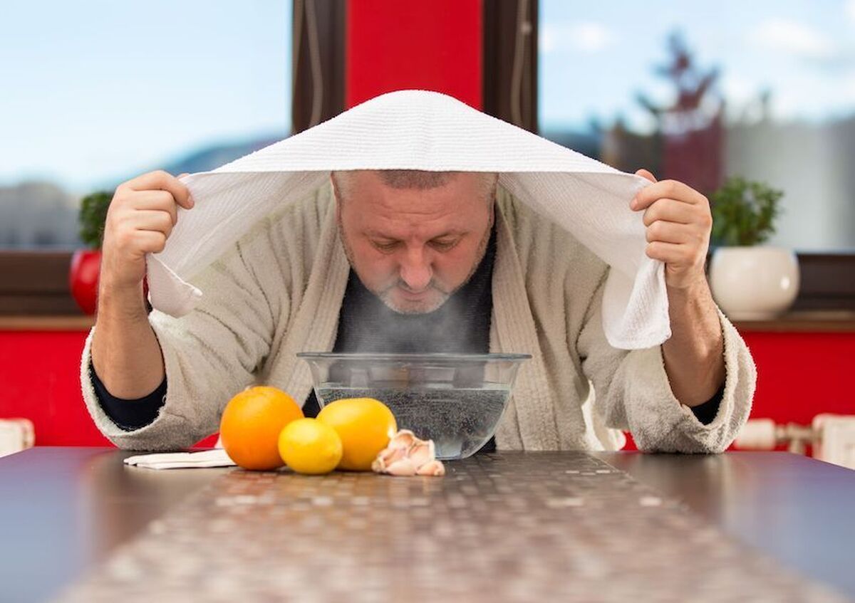 به گفته یک فوق تخصص ریه، هوای خشک یا سرد، در فصل‌های پاییز و زمستان، یکی از عوامل اصلی تحریک دستگاه تنفسی است و در چنین شرایطی، دستگاه بخور می‌تواند به عنوان یک راهکار ساده، اما موثر، نقش مهمی در بهبود کیفیت تنفس و محافظت از ریه‌ها ایفا کند.