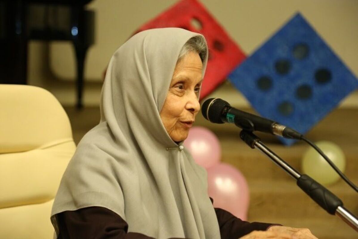 زنده‌یاد استاد «ماه‌بانو تاتا» (مادر علم آمار ایران)، پنج دهه از عمرش را صرف آموزش جوانان در دانشگاه‌های معتبر داخل و خارج از کشور کرد.