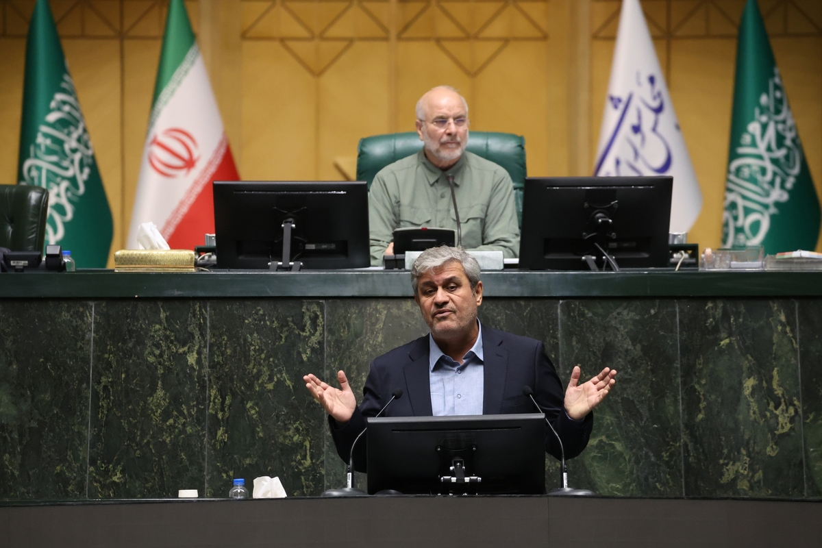 رئیس کمیسیون برنامه و بودجه مجلس شورای اسلامی، تاکید کرد: در سال اول برنامه باید تصویری واقع گرایانه، مستند و تحلیلی از وضعیت اقتصاد ایران پیش و پس از تصویب برنامه هفتم با تاکید بر شاخص‌های کلان روابط میان متغیرها و تاثیر شرایط بیرونی و اجرایی برنامه ارائه شود.