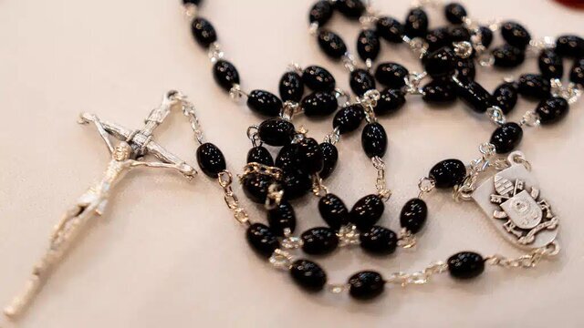 اهدای تسبیح متبرک به رابرت دنیرو! + عکس اهدای تسبیح متبرک به رابرت دنیرو! + عکس