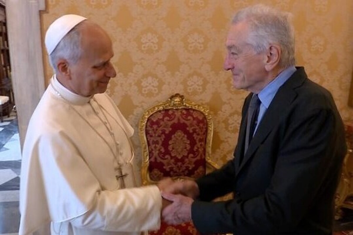رابرت دنیرو بازیگر ۸۲ ساله سینما در واتیکان و در جریان دیدار با پاپ لئون چهاردهم، هدیه معنوی از رهبر کلیسای کاتولیک دریافت کرد.