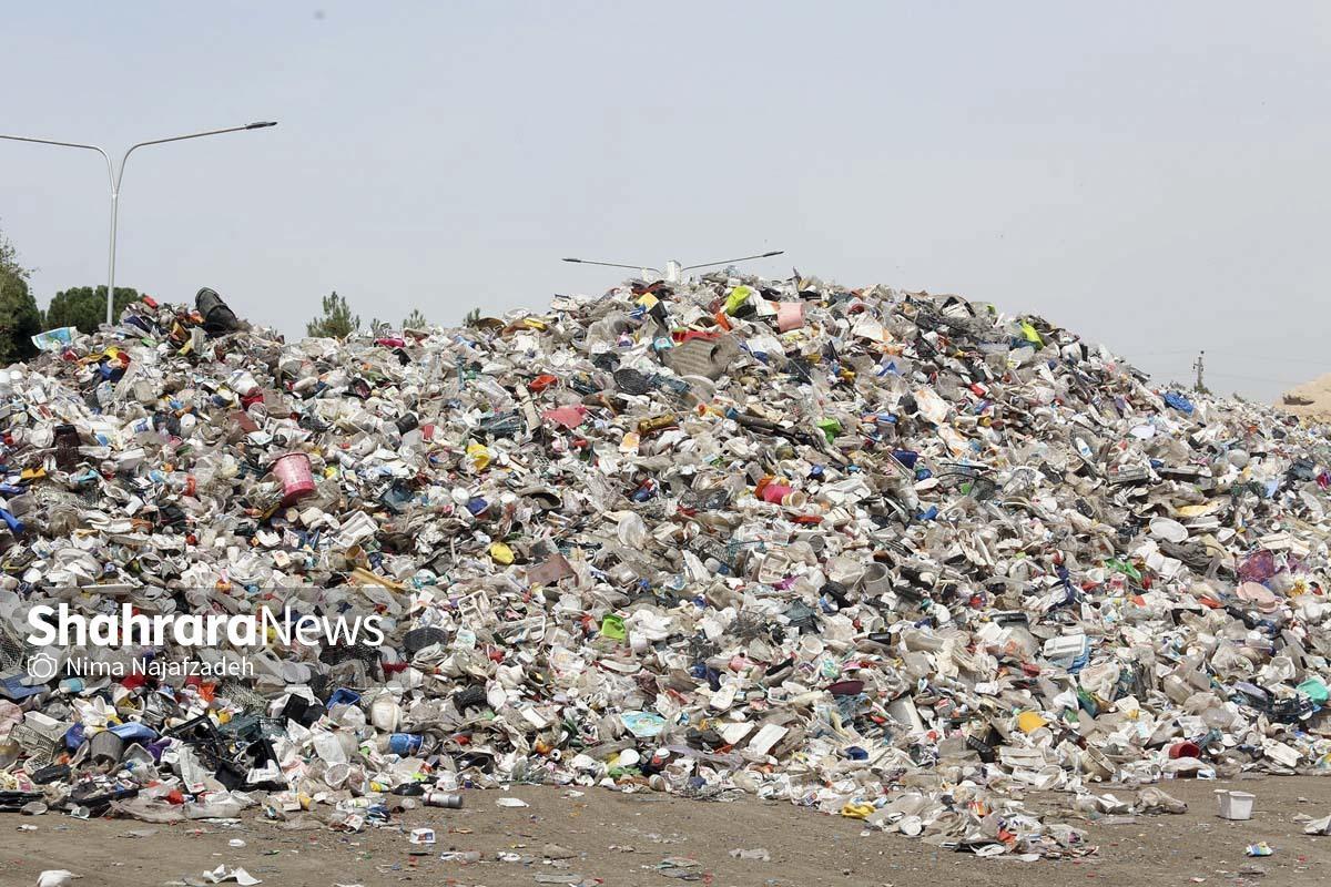 مدیرعامل سازمان مدیریت پسماند شهرداری مشهد اعلام کرد که باوجود تولید روزانه متوسط ۱۸۰ مترمکعب شیرابه ناشی از ۶۰ درصد زباله مرطوب شهری، این سازمان با اجرای دقیق طرح‌های کنترل و بازچرخانی، مانع از نفوذ آلاینده‌های خطرناک به محیط زیست شده است.