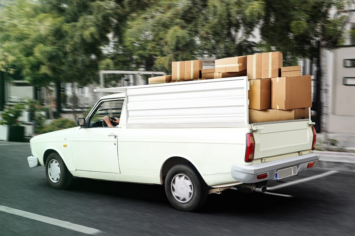 رئیس اتحادیه حمل‌ونقل درون شهری مشهد گفت: رانندگان و کارگرانی که از دفاتر باربری اخراج می‌شوند، بدون نظارت صنفی وارد پلتفرم‌هایی مانند اسنپ و دیوار شده که متأسفانه در منازل مردم فعالیت دارند. بسیاری از این افراد فاقد صلاحیت بوده و به‌دلیل نبود نظارت، موجب خسارت به اموال شهروندان و حتی بروز سرقت می‌شوند.