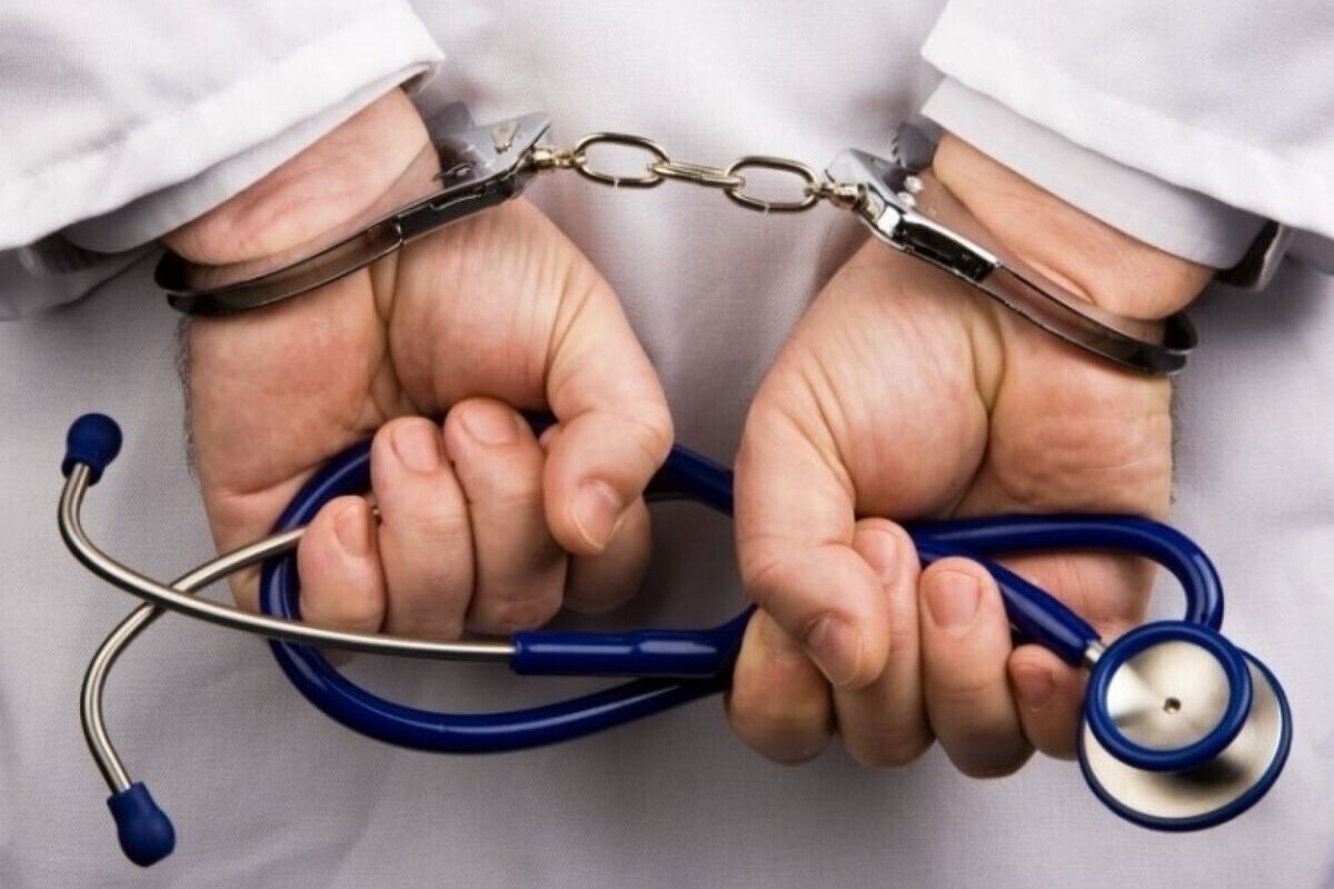 علی صالحی گفت: پزشک متخلف وقتی مریض فوت کرد، به دستیاران دستور داد جسد متوفی را آتش بزنند. پرونده کیفرخواست خورده و به مراجع قضایی ارسال شده است. پرونده موصوف، ۷ متهم و ۲۷ شاکی دارد. متهم اصلی پزشکی است که قبلاً به محرومیت دائمی محکوم شده بود.