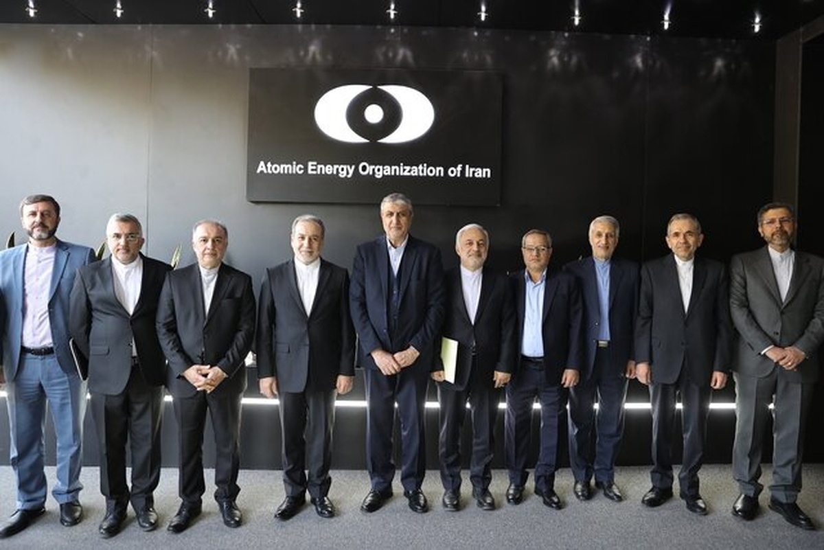 وزیر امور خارجه کشورمان با حضور در سازمان انرژی اتمی، با مدیران ارشد این سازمان دیدار و گفت‌و‌گو کرد.