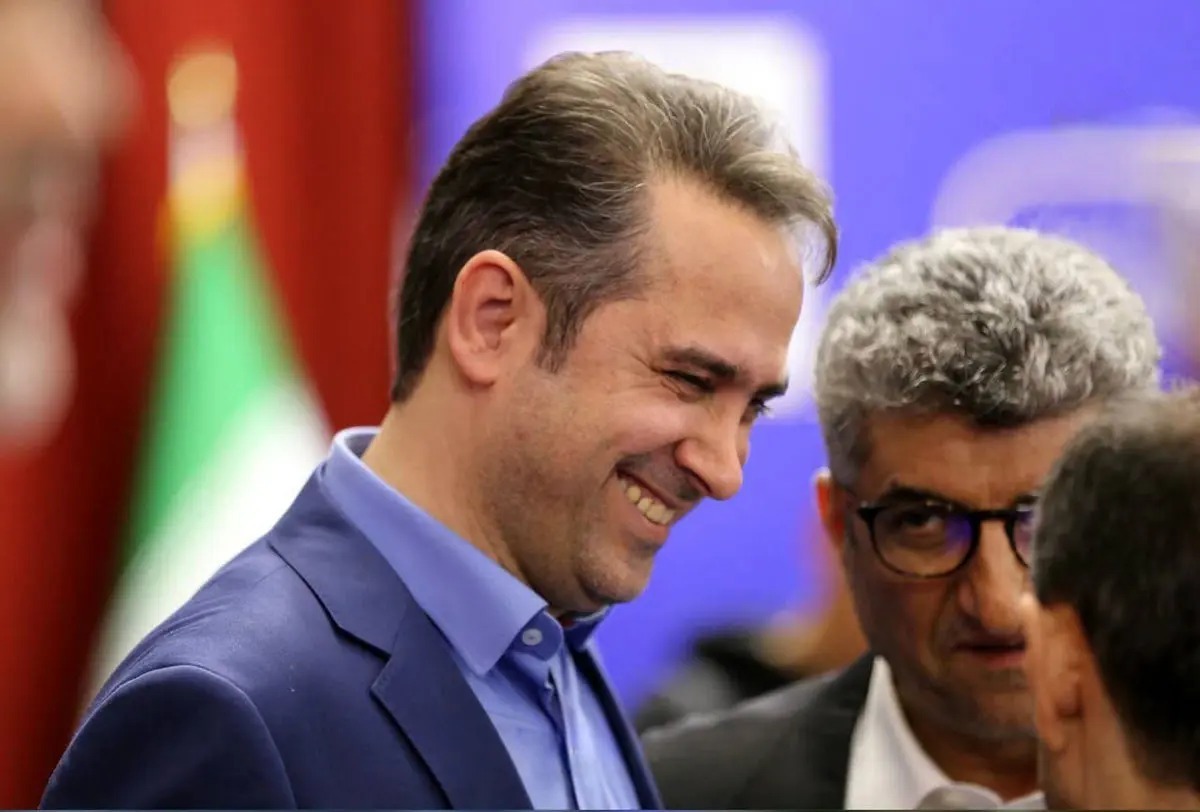 علی خطیر و شهاب‌الدین عزیزی‌خادم رقابتی تنگاتنگ با یکدیگر برای تصاحب پست مدیرعاملی باشگاه استقلال دارند و تلاش می‌کنند به این پست مهم برسند. محمد مؤمنی نیز یکی از گزینه‌هاست.