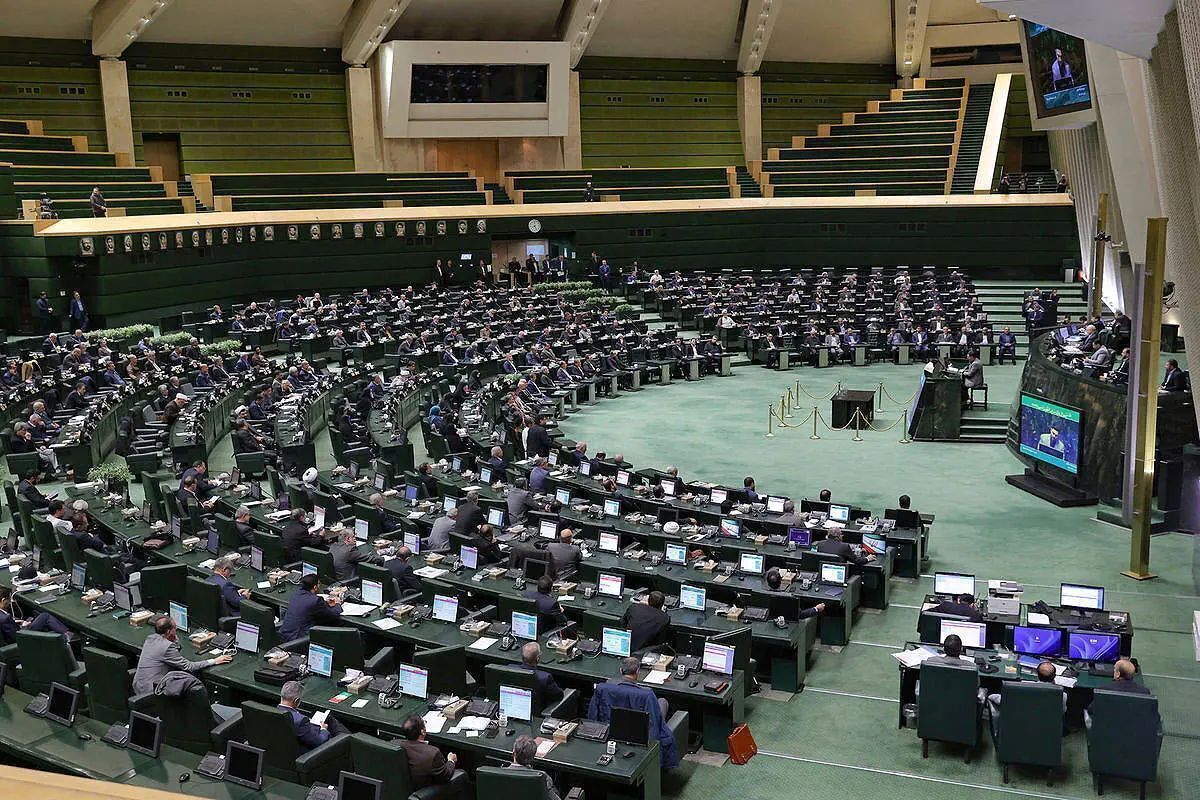 جمعی از نمایندگان مجلس در نامه‌ای به رئیس جمهور تاکید کردند: شنیده شده دولت به جای انجام تکلیف غیرقیمتی موجود در قوانین برنامه هفتم و بودجه ۱۴۰۴، علاوه بر تداوم واردات بنزین، افزایش قیمت کارت سوخت جایگاه‌ها را تصویب کرده، نتیجه این اقدامات افزایش قیمت موثر بنزین برای عموم مردم خواهد بود.