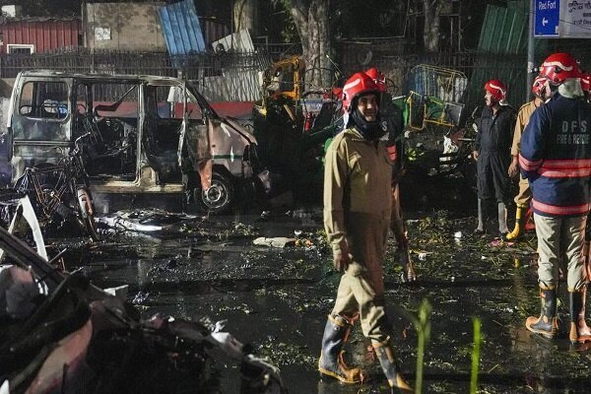 در حادثه انفجار یک دستگاه خودرو در پایتخت هند، ۸ نفر کشته و ۱۲ تن زخمی شدند.