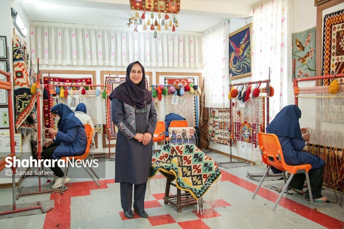 زهرا حجت، دندان‌پزشکی که روزی تنها برای کمک آمده بود، حالا بیش از دو دهه است که مادر چهارصد دختر بی‌سرپرست و کم‌توان ذهنی در مؤسسه «همدم» است؛ زنی که مادری را نه در پیوند خونی، بلکه در مهر و کرامت انسانی معنا کرده است.