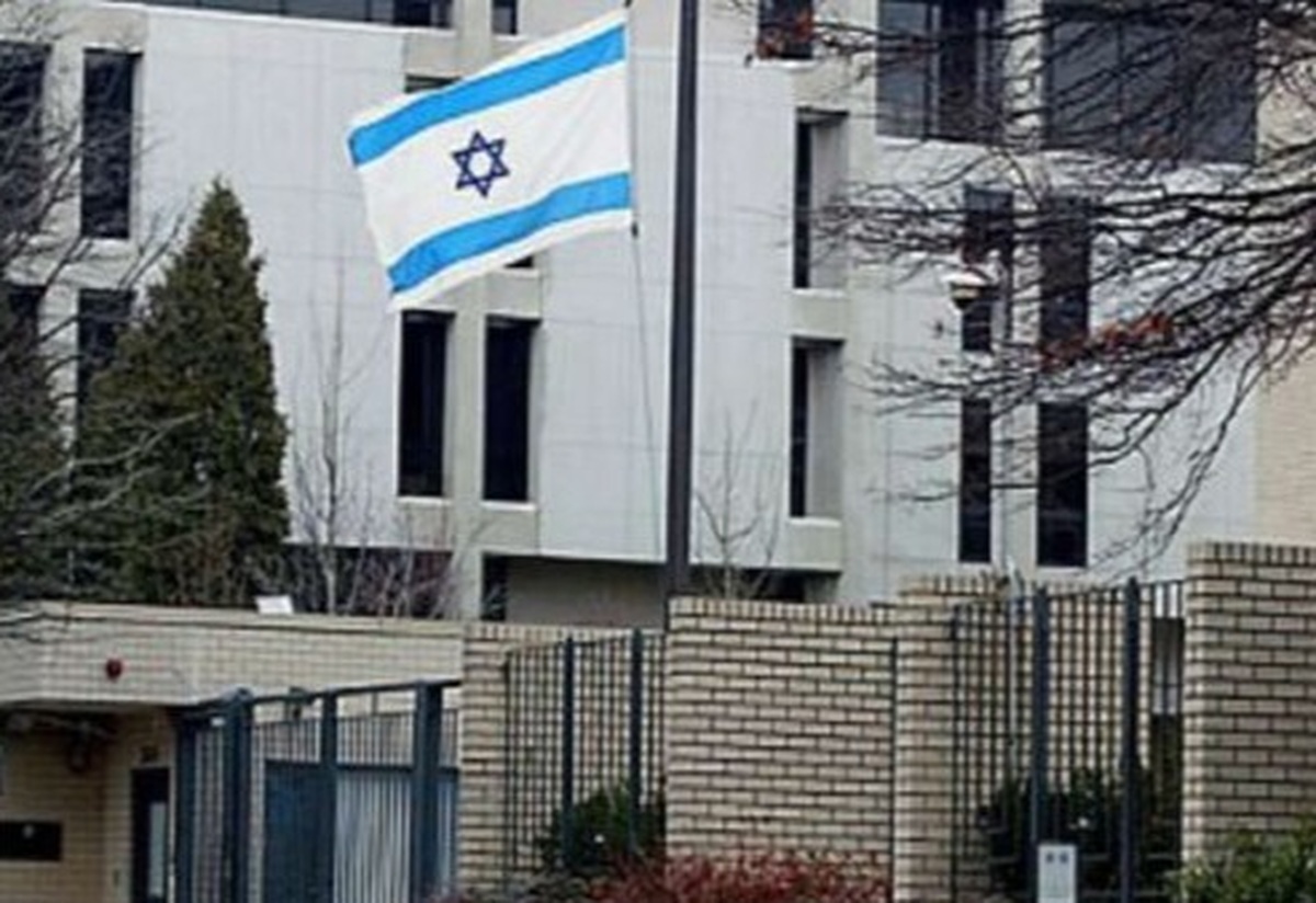 یک مرد ۲۷ ساله ساکن تل‌آویو از سوی پلیس و شین‌بت به اتهام آنچه که «تماس با عوامل ایرانی و انجام ماموریت‌های جاسوسی برای تهران» خوانده شد، بازداشت شد.