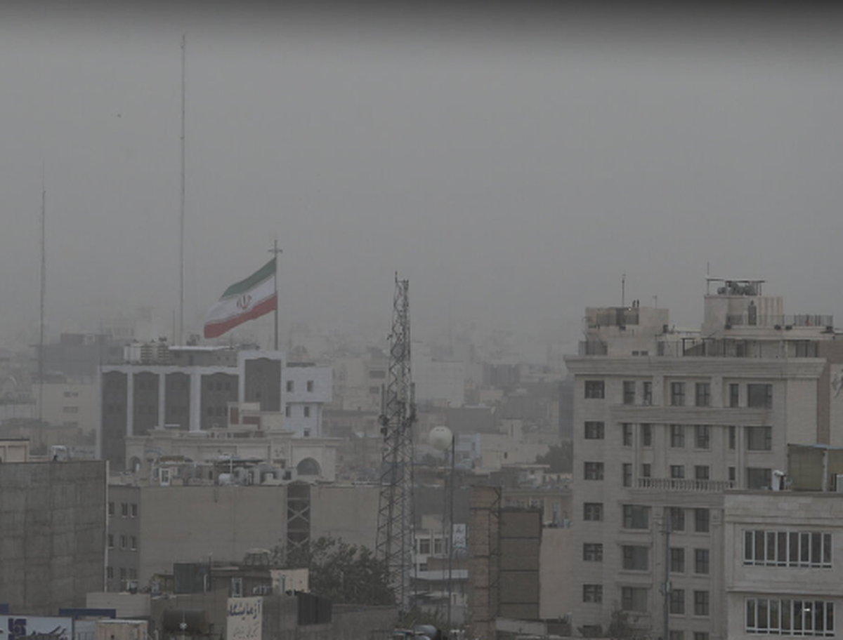 مدیر کل حفاظت محیط زیست خراسان رضوی گفت: کیفیت هوای کلانشهر مشهد برای هجدهمین روز پیاپی، امروز (دوم آبان ماه) در شرایط ناسالم برای تنفس افراد حساس قرار دارد و درگیر آلودگی گرد و غباری است.