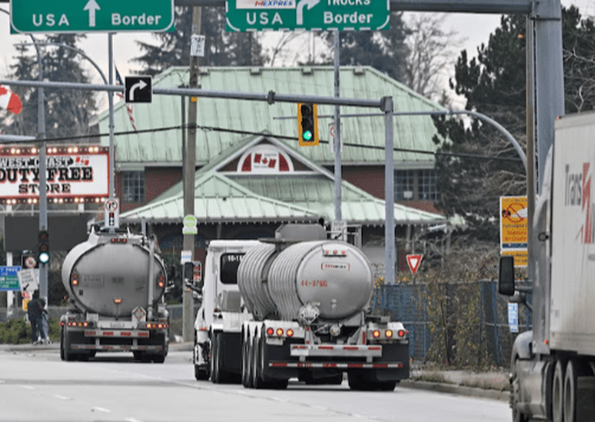 در پی پخش تبلیغی که در آن رئیس‌جمهور پیشین آمریکا، رونالد ریگان، سیاست تعرفه‌ای را به‌چالش می‌کشد، دونالد ترامپ اعلام کرد تمام مذاکرات تجاری با کانادا متوقف می‌شود.