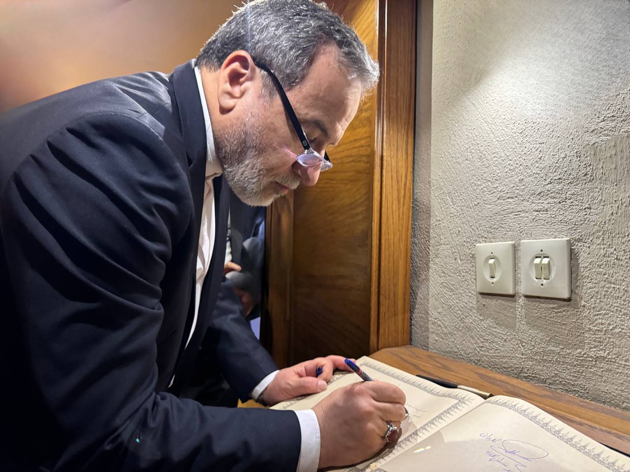 بازدید عراقچی از منزل رهبر معظم انقلاب در مشهد + تصاویر