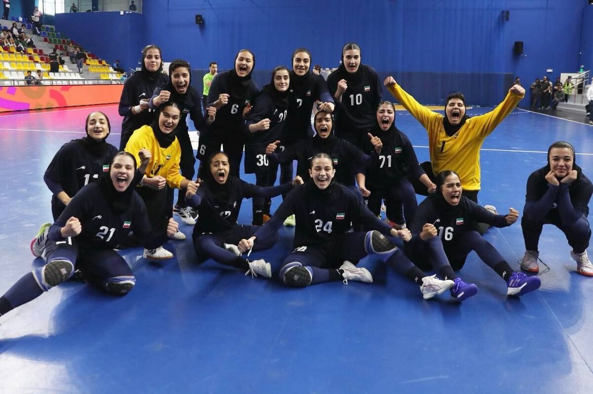 هندبال، تیم ملی هندبال نوجوانان دختر ایران در سومین دیدار خود در بازی‌های آسیایی جوانان بحرین امروز مقابل حریف سنتی خود به میدان رفت و به برتری دست یافت.