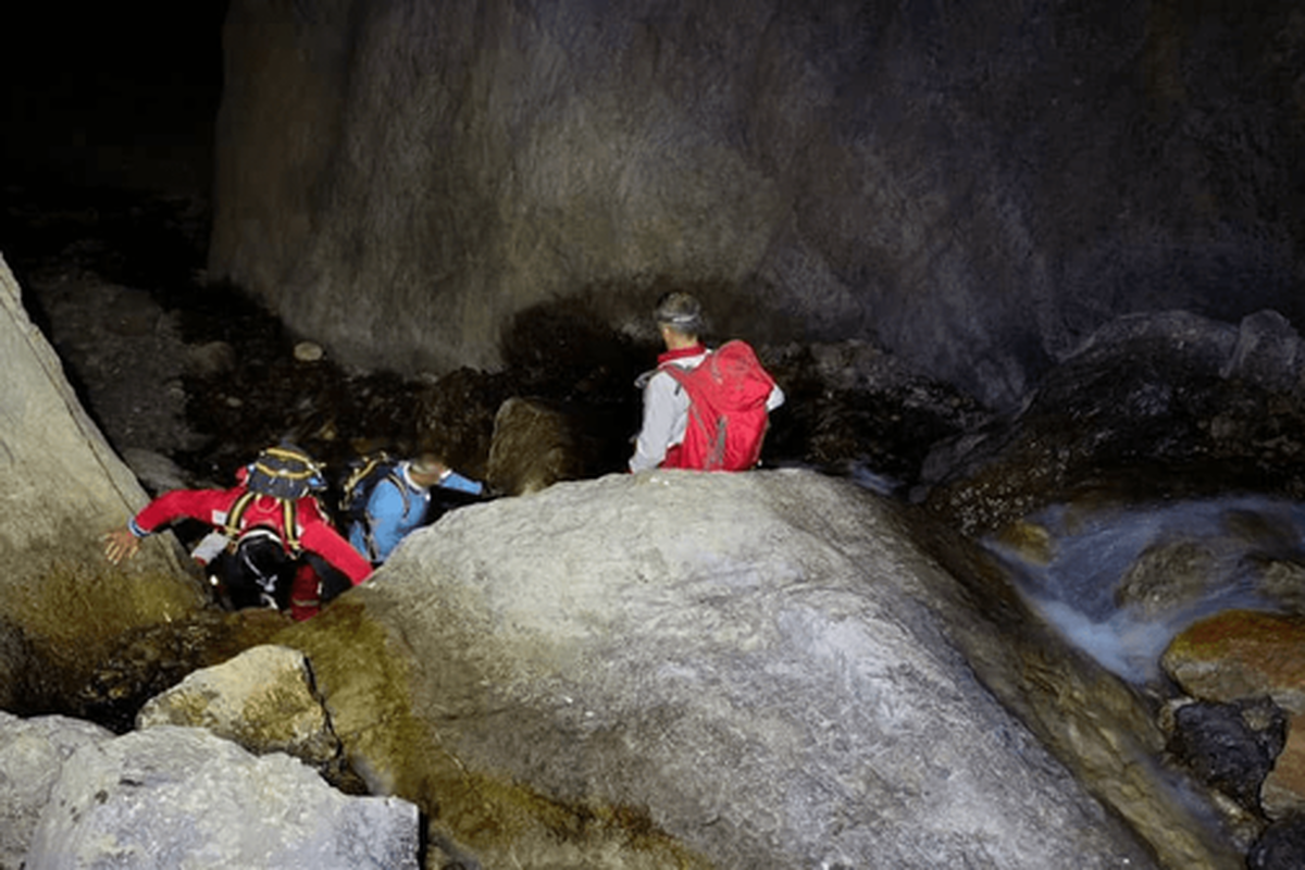 مدیرکل مدیریت بحران استانداری لرستان گفت: جسد کوهنوردی که عصر امروز از ارتفاعات «رگه‌روه» از توابع بخش کوهنانی شهرستان کوهدشت سقوط کرده بود با تلاش نیرو‌های امدادی و مردمی پیدا شده و در حال انتقال به پایین‌دست منطقه است.