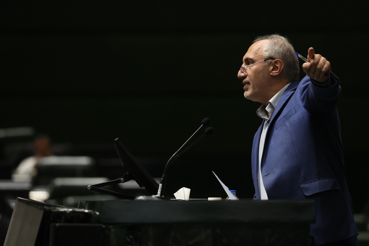 رئیس سازمان برنامه و بودجه تأکید کرد: امروز بالغ بر ۶ میلیارد دلار بنزین وارد می‌کنیم که از نان، دارو و بنیه دفاعی مردم کم می‌شود.