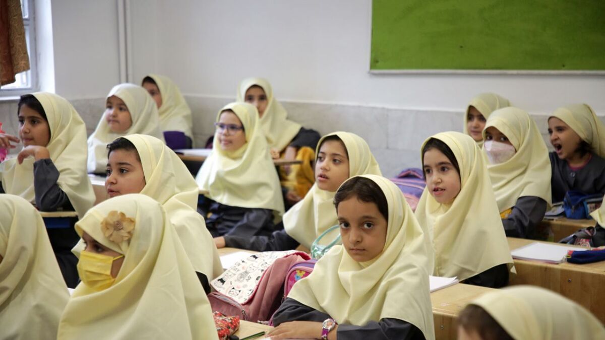 به گفته عضو هیات علمی دانشگاه علوم پزشکی بابل و فوق تخصص گوارش و کبد کودکان، یکی از مشکلات شایع در ایام بازگشایی مدارس، امتناع بسیاری از کودکان از استفاده از توالت مدرسه است که می‌تواند منجر به بروز یا تشدید یبوست عملکردی (فانکشنال) در کودکان شود و در صورت بی‌توجهی، عوارض متعددی برای سلامت جسم و روان آنان به همراه خواهدداشت.