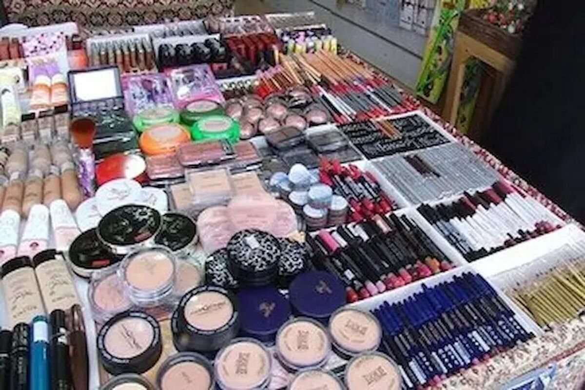کشف و ضبط بیش از ۶۱ هزار قلم کالای آرایشی و بهداشتی قاچاق در مشهد طی سال ۱۴۰۴