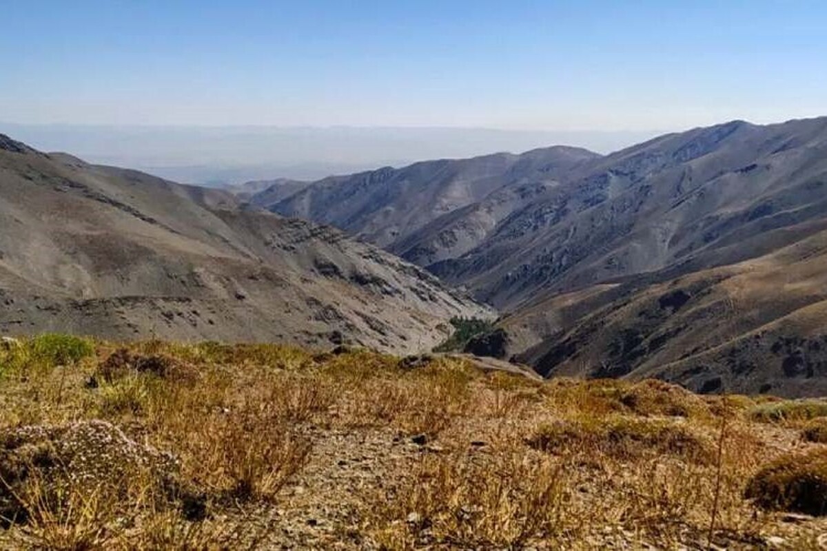 تصاویر بهت‌آور از خشکی رشته کوه‌ بینالود در شمال شرق ایران را مشاهده می‌کنید، کوهستانی که طی قرن‌ها در این فصل سال مملو از برف بوده است.