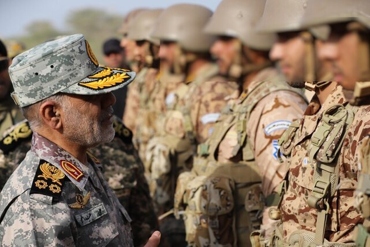 فرمانده قرارگاه مرکزی حضرت خاتم‌الانبیا(ص) در بازدید از آمادگی توان رزم در جزایر نازعات نیروی دریایی سپاه تصریح کرد: آمادگی توان رزم در نیرو و تجهیزات مستقر در جزایر ایرانی بیشتر از قبل بوده و ما آمادگی تقابل با هر تهدیدی برای حفاظت و حراست از مرزهای آبی و خاکی خود را داریم.