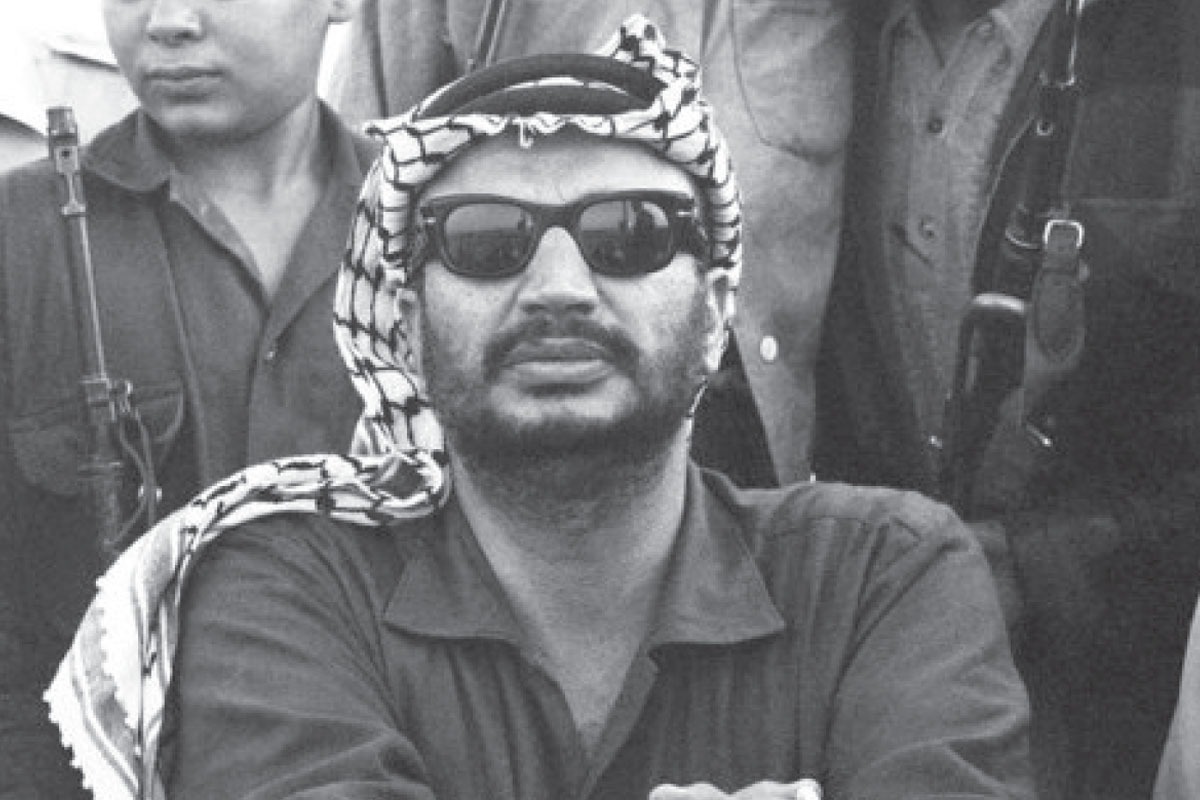 امروز، روز درگذشت «محمد عبدالرئوف عرفات القدوه الحسینی» معروف به «یاسر عرفات» است. دانشجوی سال‌های دور که در قاهره مهندسی می‌خواند و روزی در قامت رئیس تشکیلات خودگردان فلسطین ظاهر شد.