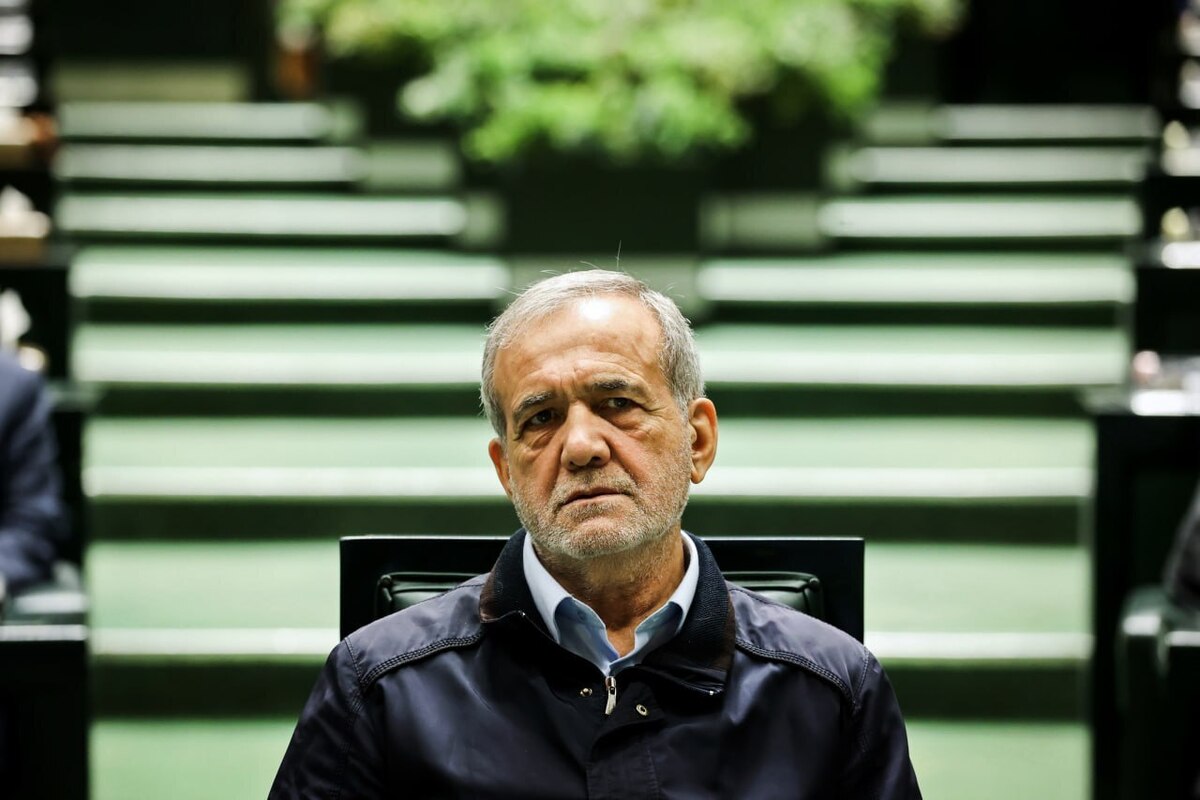 رئیس‌جمهور گفت: عامل تورم ما در مجلس و دولت هستیم، چون بودجه را با کسری تنظیم می‌کنیم؛ کمک کنید بتوانیم بودجۀ بدون کسری بنویسیم.