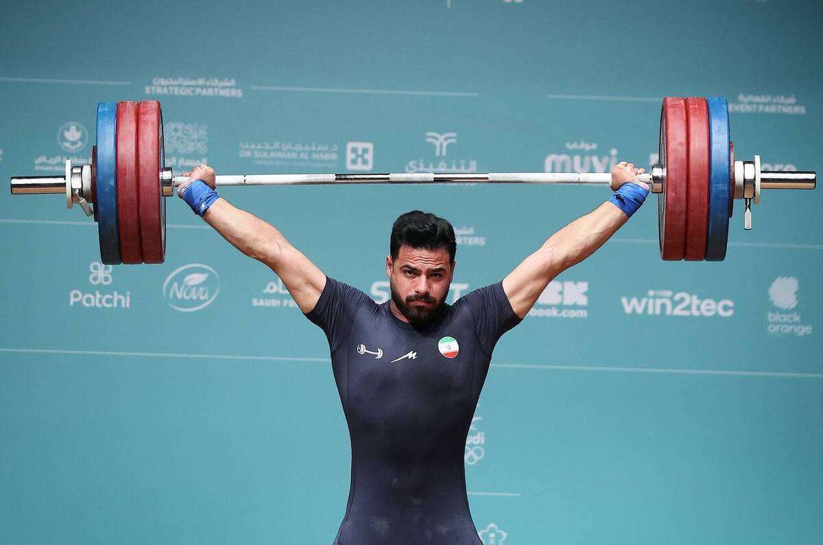 مدال نقره وزنه برداری بر گردن علیرضا معینی