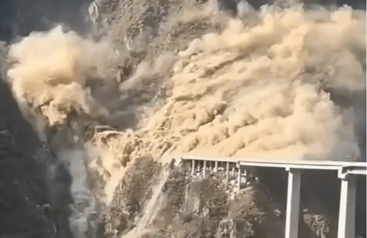 بخشی از پل هونگچی چین کاملاً فرو ریخت.