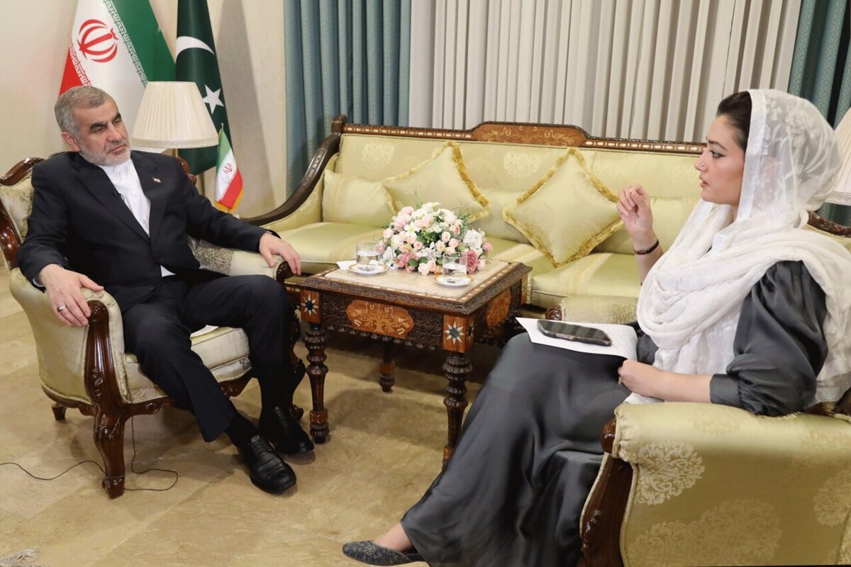 نایب‌رئیس مجلس شورای اسلامی گفت: اعتقاد جمهوری اسلامی ایران بر این است که صلح و امنیت باید در تمام کشورها به ویژه کشورهای منطقه حاکم باشد و صراحتاً می‌گویم قدرتمندبودن را برای همه کشورهای منطقه خواستاریم. به هر حال جمهوری اسلامی ایران می‌خواهد روابط اقتصادی و سیاسی با همسایگان به‌ویژه پاکستان گسترده‌تر شود.