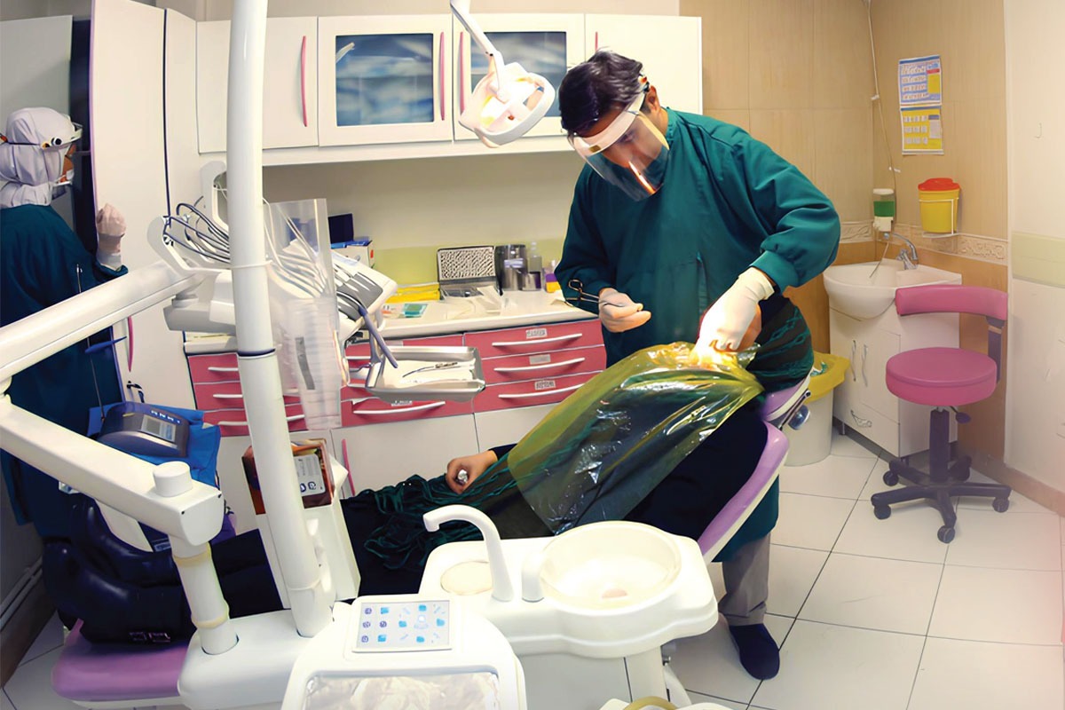 پوسیدگی دندان نسبت به توقعی که از آن می‌رود، فراگیرتر است. هزینه های سنگین دندان پزشکی سبب شده است برخی شهروندان، قید درمان دندان ها را بزنند.